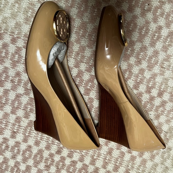 Tory Burch Twiggie 65mm Wedge, Super Soft Patent in Light Oak - Picture 4 of 5